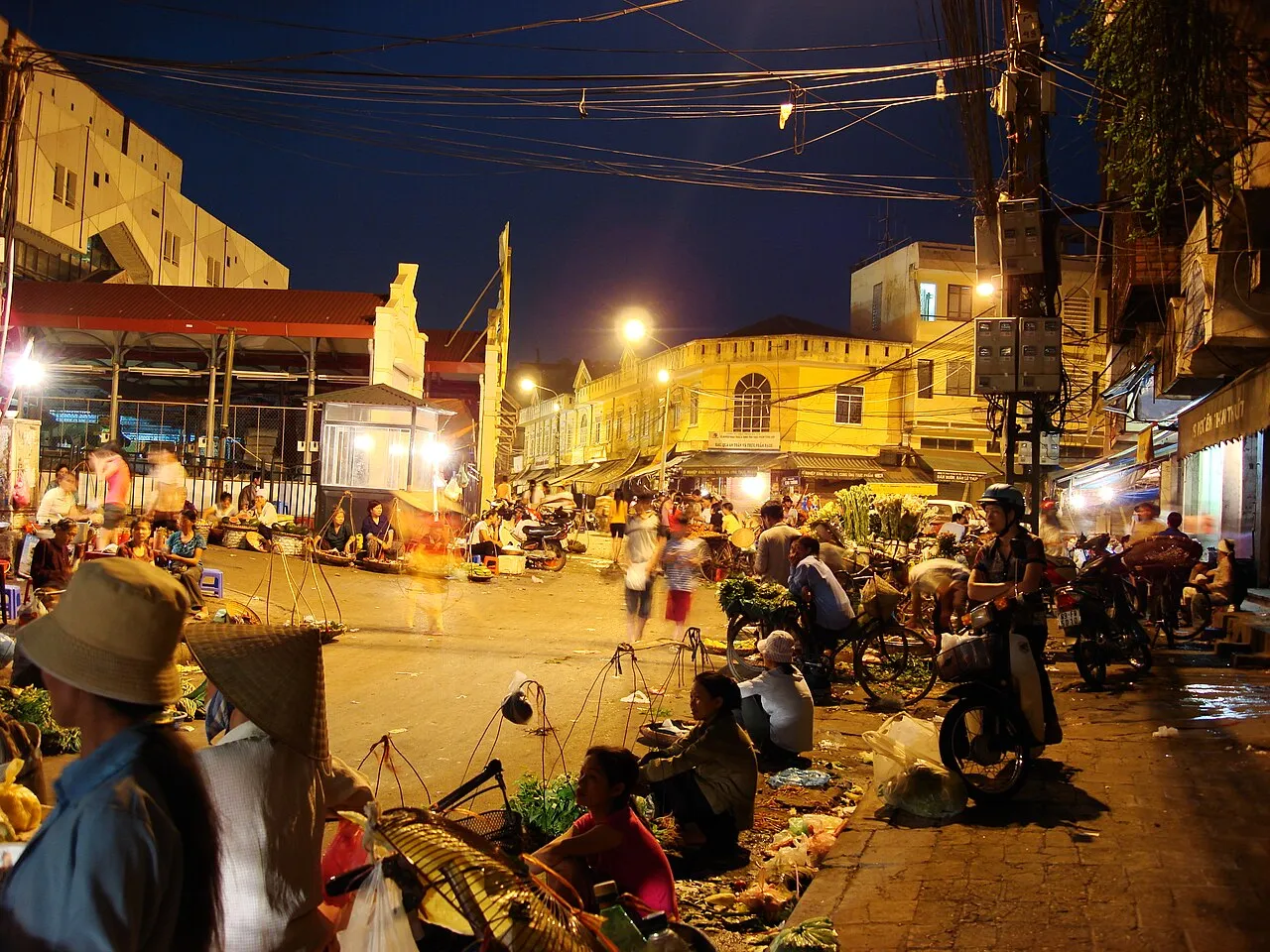 Night Street Food on Đồng Xuân, Hanoi