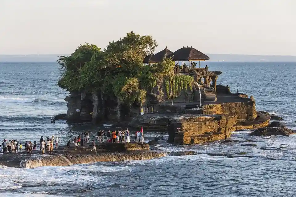 タナロット寺院で夕日を眺める、バリ島