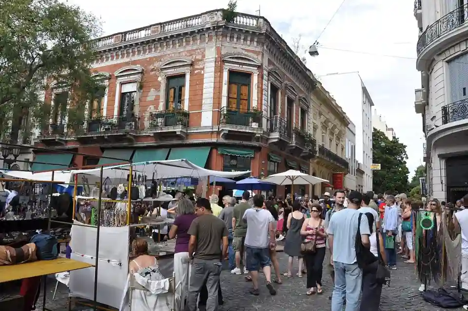 Tango de rue sur la place Dorrego, Buenos Aires