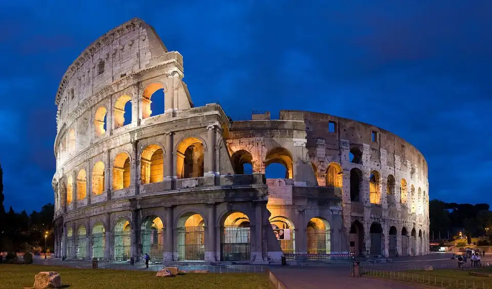 Vista Notturna del Colosseo, Roma